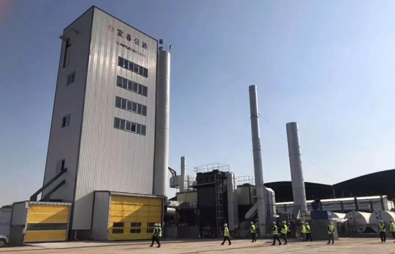 2018年10月12日，來(lái)自全國(guó)各地的筑養(yǎng)路行業(yè)專家、高校科研學(xué)者等150余人，蒞臨豐城綜合養(yǎng)護(hù)中心，現(xiàn)場(chǎng)觀摩全環(huán)保瀝青攪拌設(shè)備及各類環(huán)保裝置。