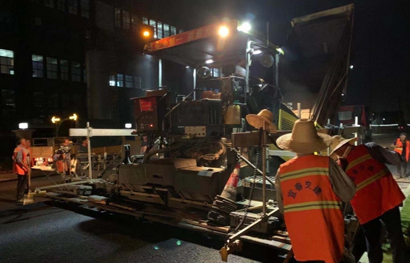 爭(zhēng)分奪秒，挑燈夜戰(zhàn)趕工期